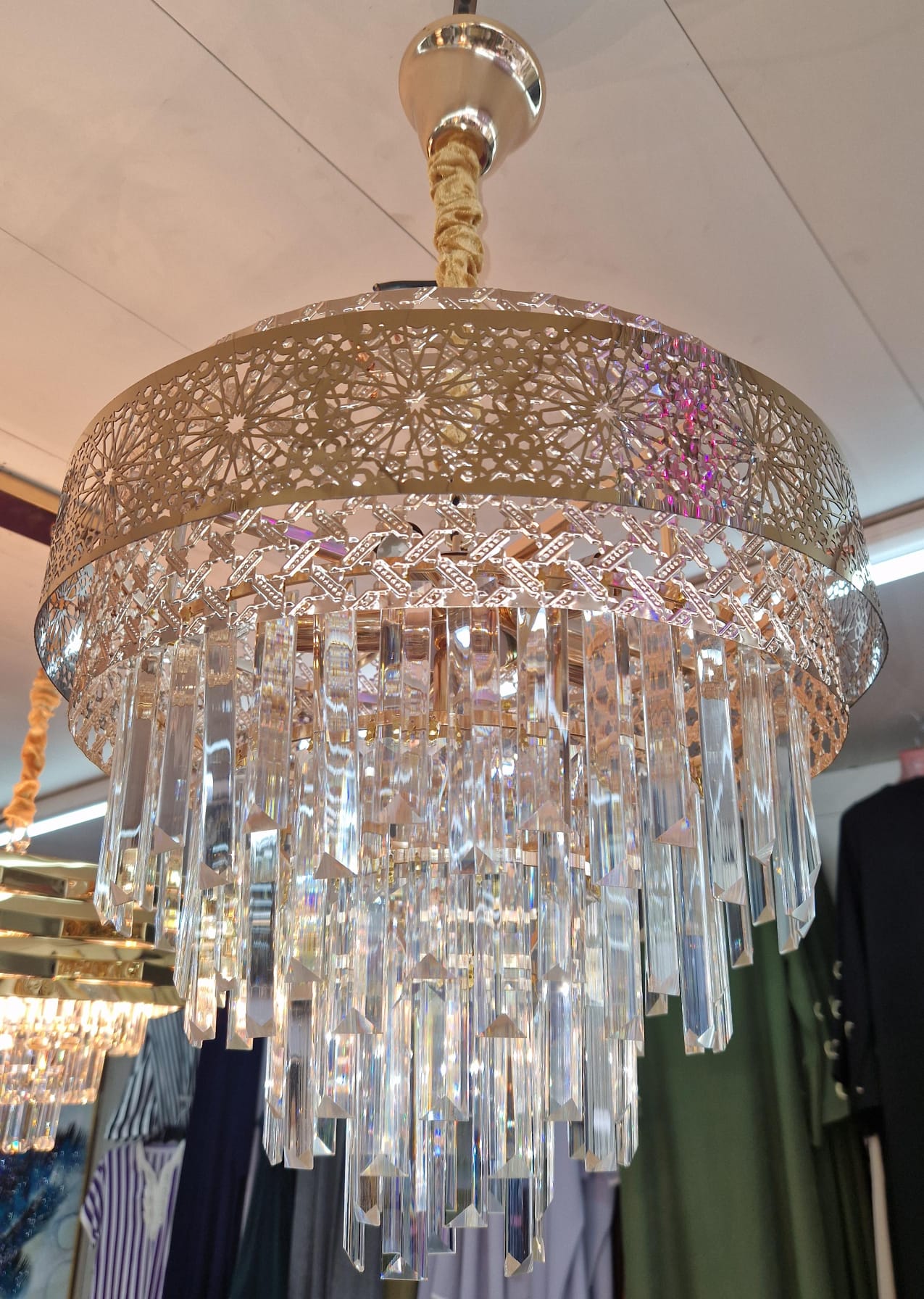 Lustre doré avec motifs