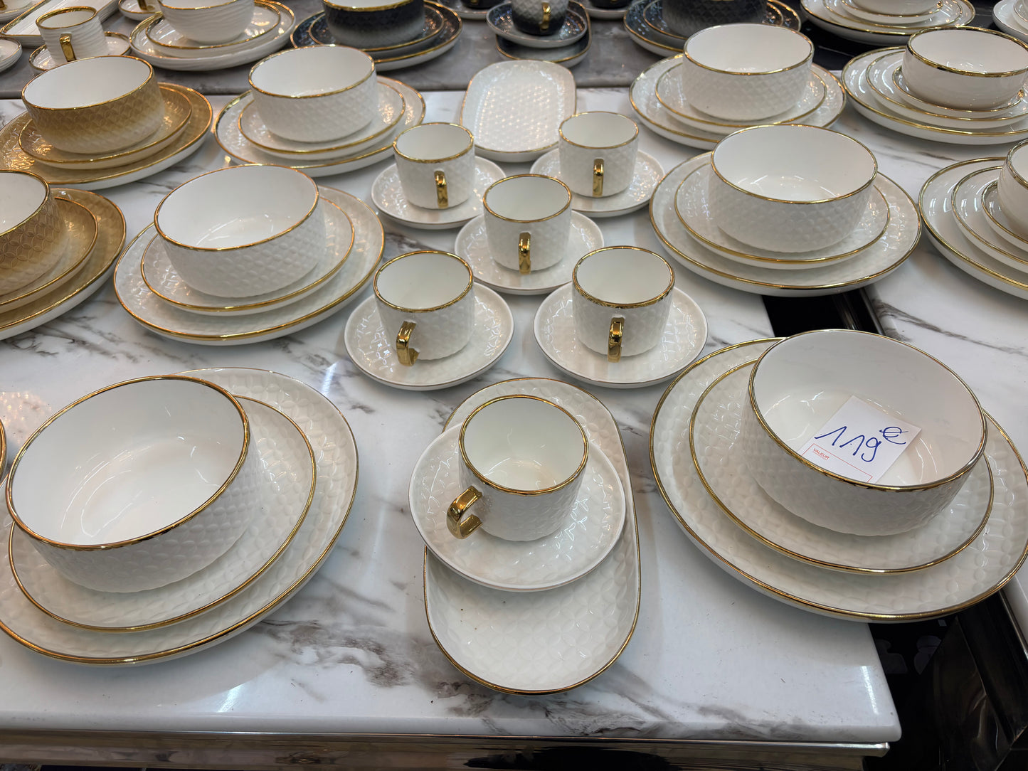 Service blanc à motif