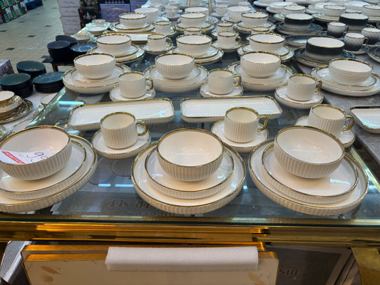 Service blanc et doré linéaire