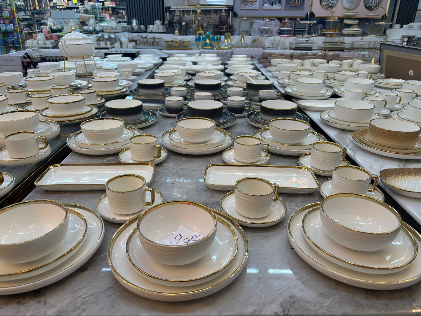 Service blanc et doré avec relief