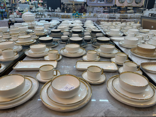 Service blanc et doré avec relief