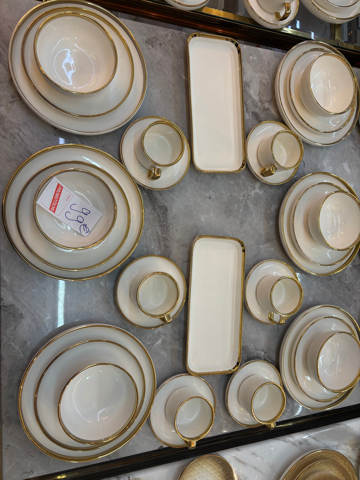 Service blanc et doré avec relief