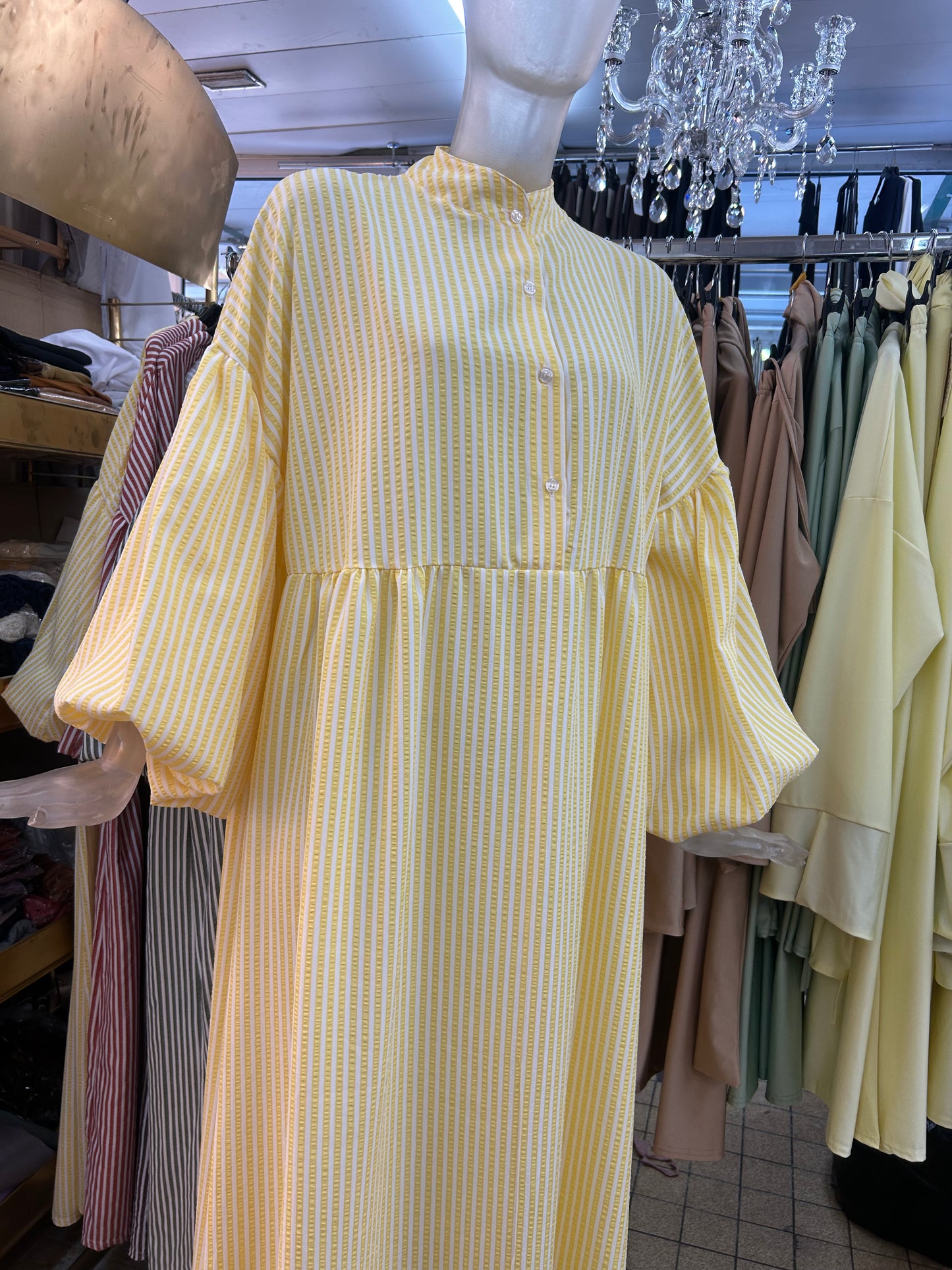 Robe rayée à manches bouffantes  avec bouton