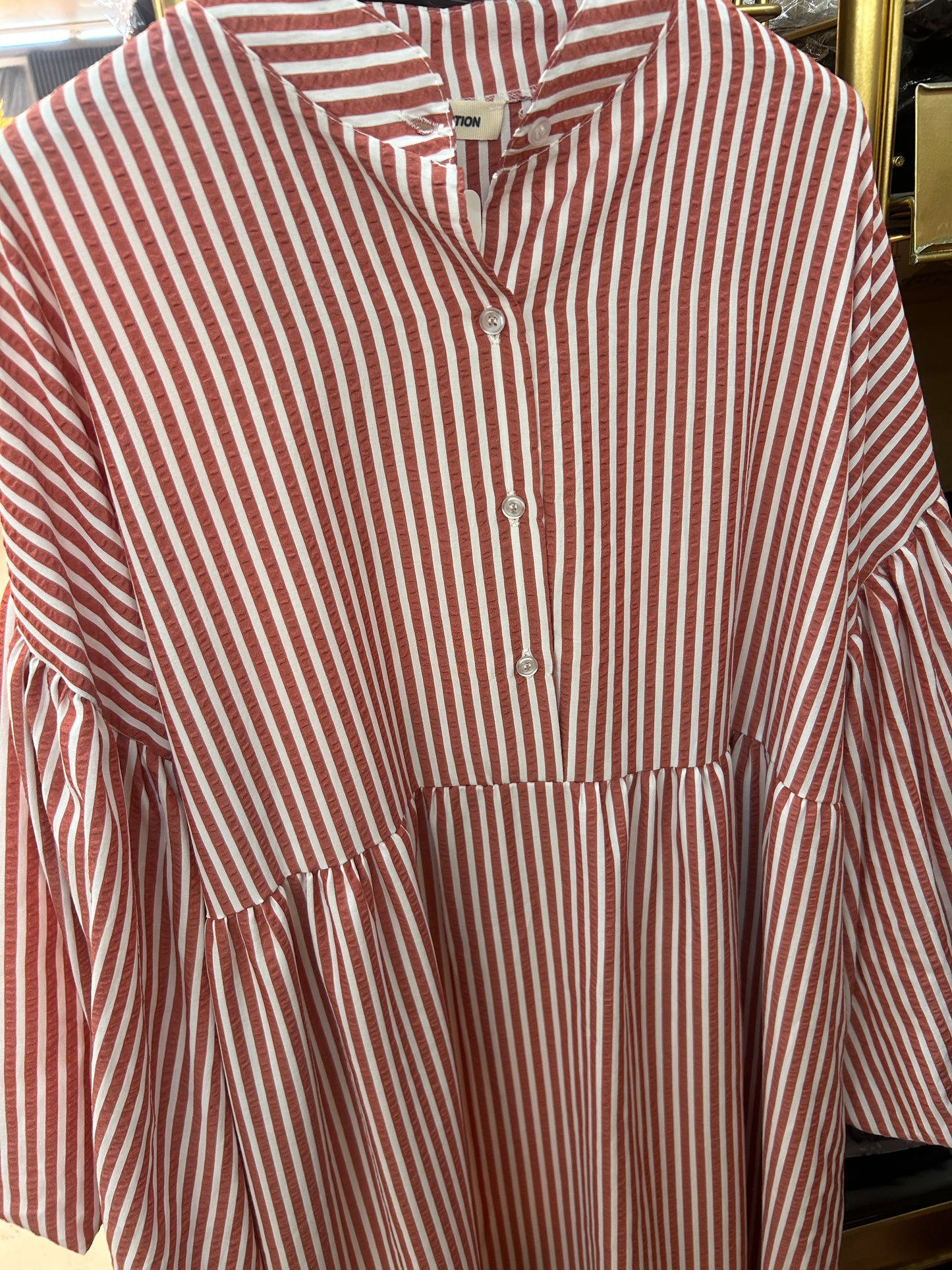 Robe rayée à manches bouffantes  avec bouton