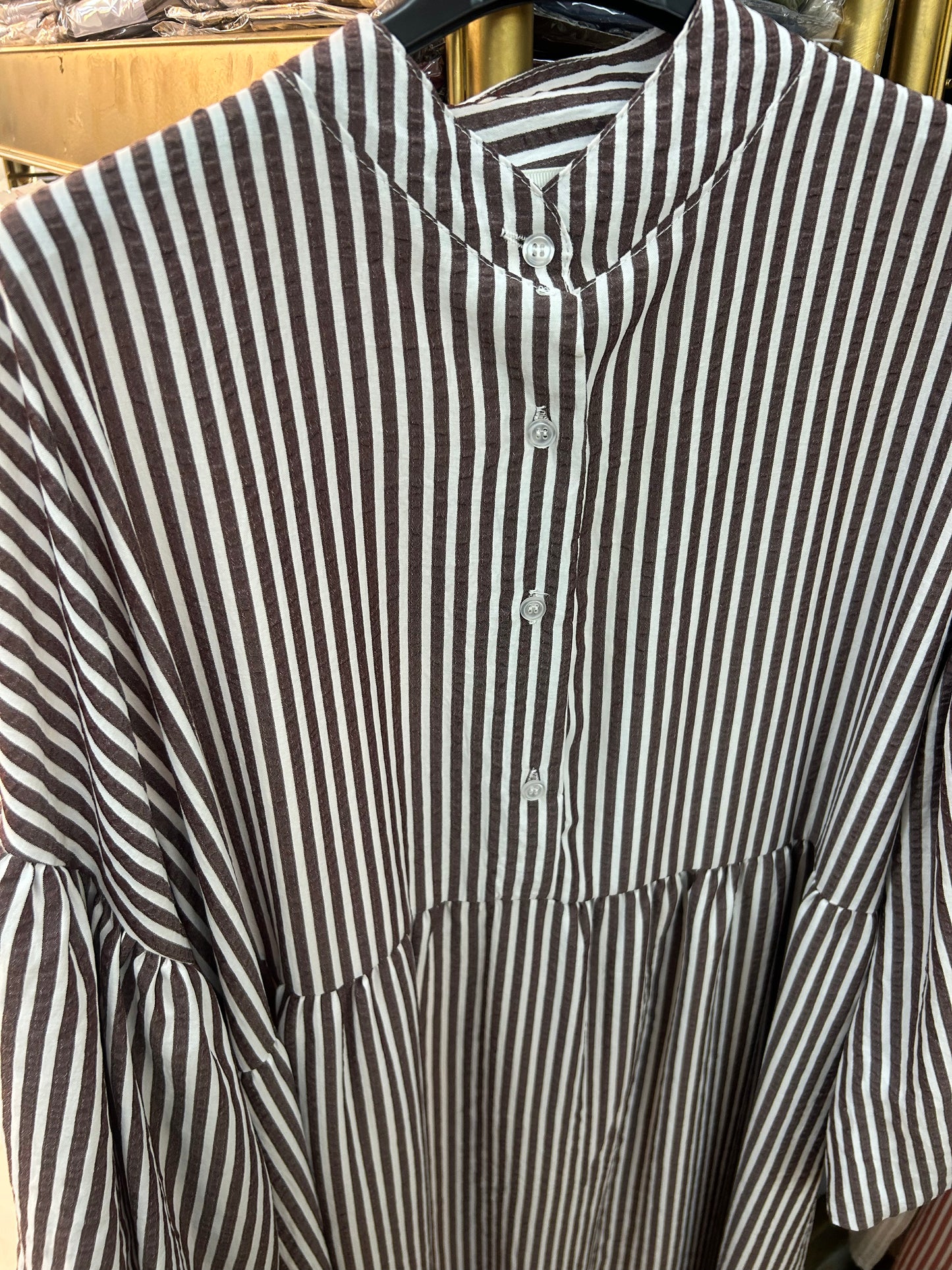 Robe rayée à manches bouffantes  avec bouton