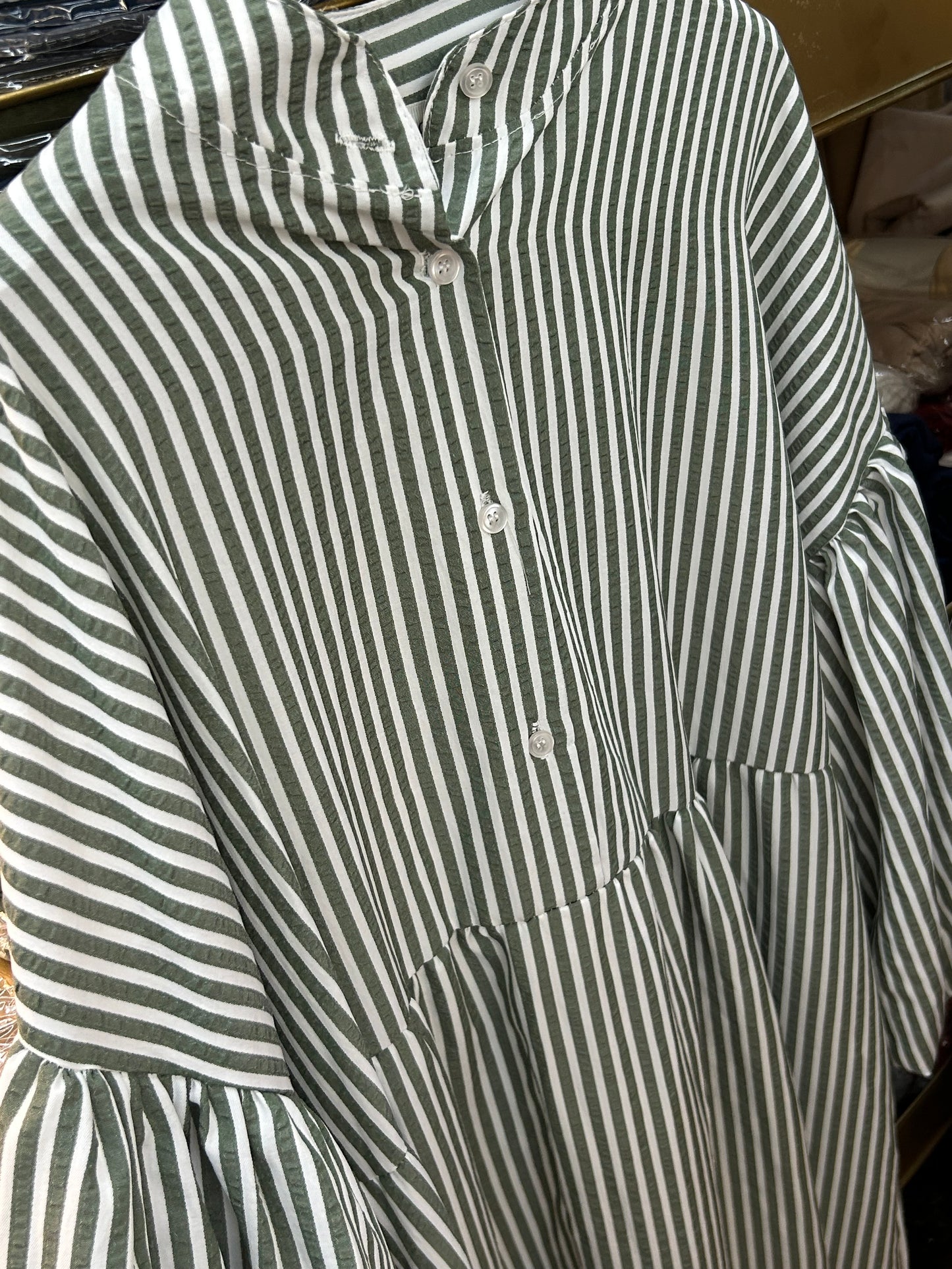 Robe rayée à manches bouffantes  avec bouton