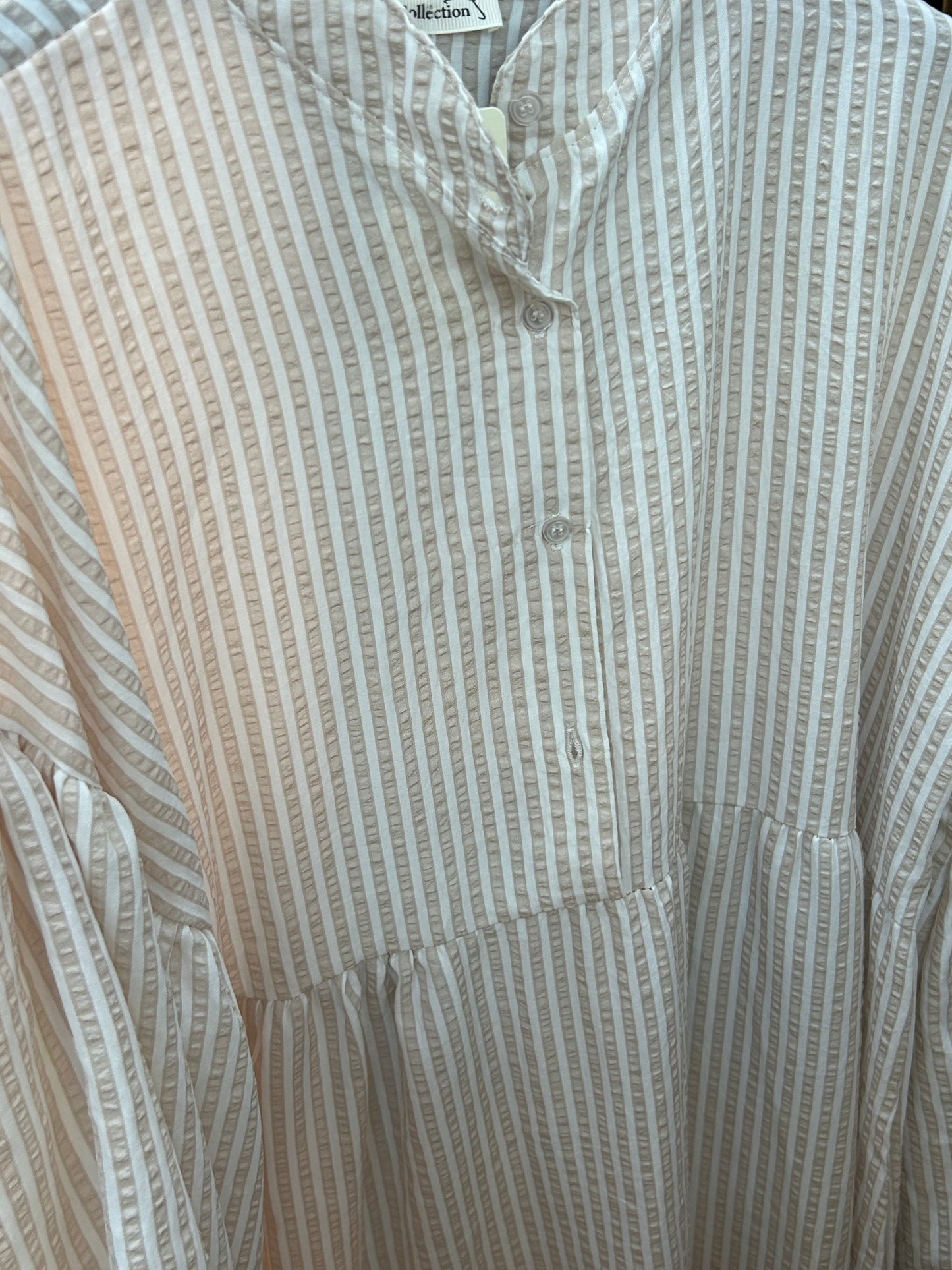 Robe rayée à manches bouffantes  avec bouton